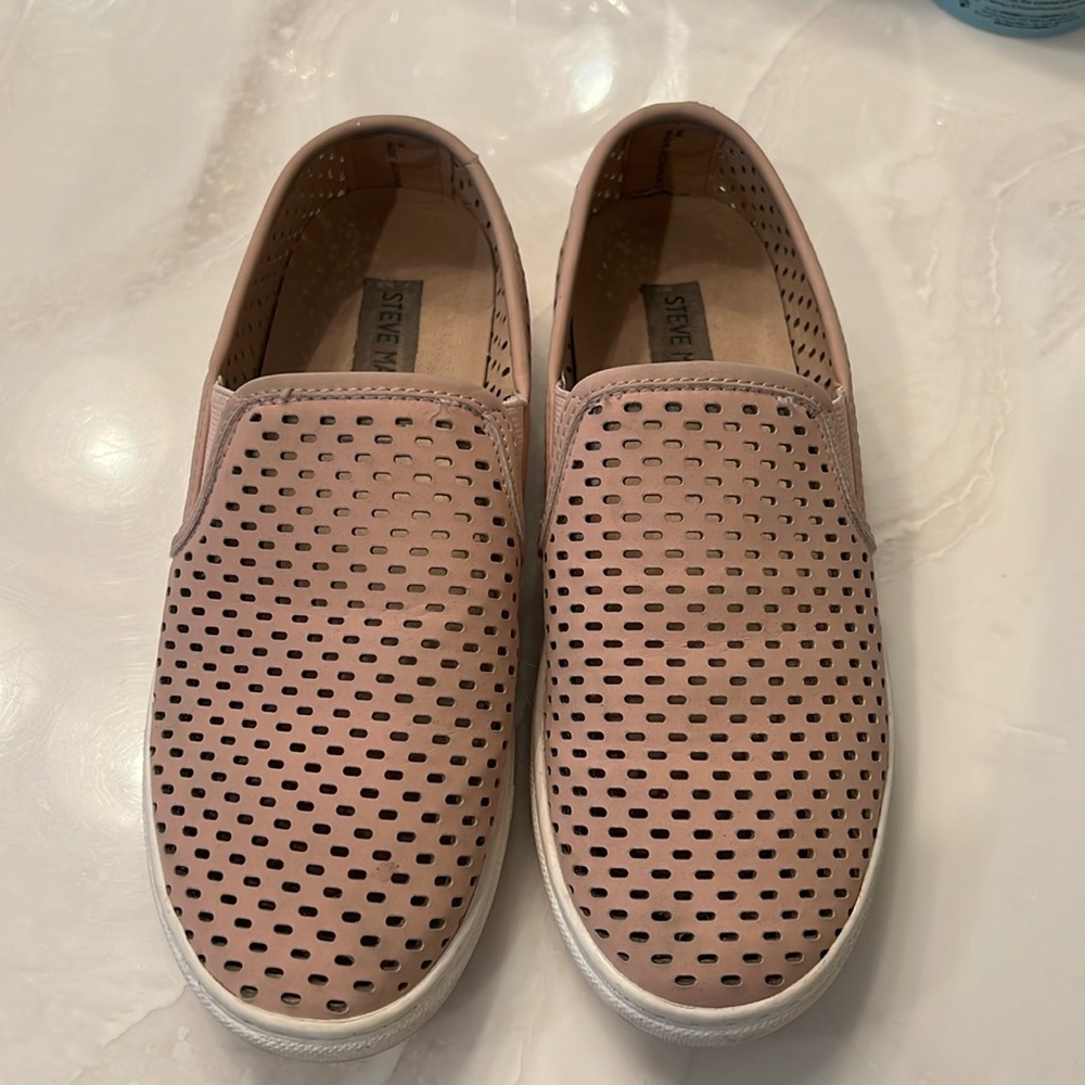 Steve Madden flip on shoes